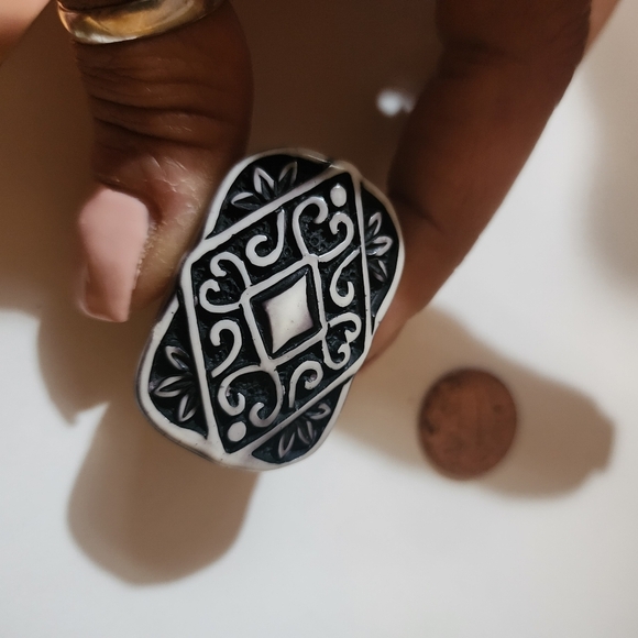 Black and Gray Plastic Statement Ring Size 7 - Picture 8 of 8